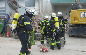 Ortsvorsteher Josef Aron unter den Verletzten Jahresabschlussübung der Freiwilligen Feuerwehr Gonsenheim bei Kübeldienst Christ
