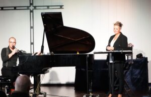 Ein Abend mit „2Flügel“ Konzert >>>Christina Brudereck und Benjamin Seipel singen, sprechen und spielen ihr Konzert „Goldzwanziger“
