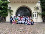 Kinder besuchen das Weingut Künstler Städt. Kita Pusteblume bei der Traubenlese