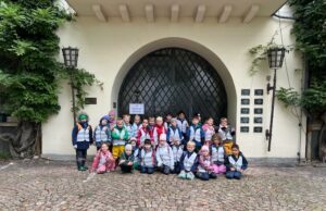 Kinder besuchen das Weingut Künstler Städt. Kita Pusteblume bei der Traubenlese