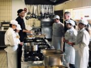 Landrat Thomas Will besucht Miniköche in der Ratsstube Lebensmittel hochwertig verarbeiten