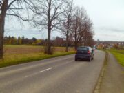 Mit der Fräse ans Straßenbankett Entlang der K11 soll der Seitenstreifen reguliert und so ein besserer Regenabfluss garantiert werden