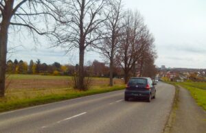 Mit der Fräse ans Straßenbankett Entlang der K11 soll der Seitenstreifen reguliert und so ein besserer Regenabfluss garantiert werden