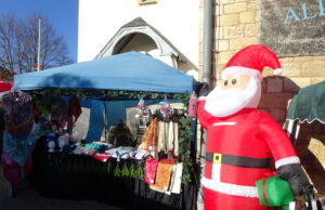 Vorweihnachtliche Stimmung bei Glühwein und Wildburger am Fuße von St. Martin Der 35. Finther Adventsmarkt lockte zahlreiche Besucherinnen und Besucher an