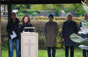 „Frieden ist kein Selbstverständnis“ Würdevolles Totengedenken auf dem Hechtsheimer Friedhof