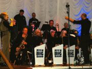 Songs von Affenkönig Louie und Roger Cicero in der Radsporthalle Konzert >>>Bei „Swinging Hexem“ spielte die Bigband des Musikvereins auch Modernes