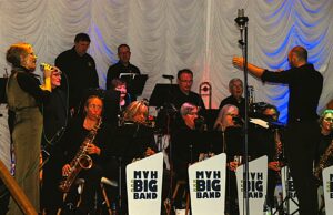 Songs von Affenkönig Louie und Roger Cicero in der Radsporthalle Konzert >>>Bei „Swinging Hexem“ spielte die Bigband des Musikvereins auch Modernes