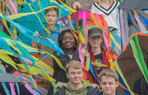 Farbenfroher Flügelschlag auf dem Sebastian-Münster-Platz Ein kreatives Miteinander für Vielfalt und Demokratie