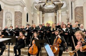 „Illuminare – ein Licht für Frieden in dunklen Zeiten“ Konzert >>>KAMEL gastierte mit dem Projektchor der Cäcilia 1936 in der katholischen Kirche