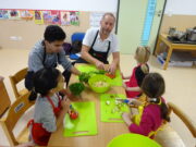 Kitakinder bereiten gesunde Gerichte zu Der Kochbus war im Kinderzentrum Maria Heimsuchung zu Besuch