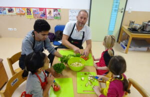 Kitakinder bereiten gesunde Gerichte zu Der Kochbus war im Kinderzentrum Maria Heimsuchung zu Besuch