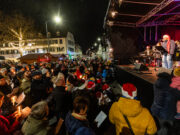 Sangesschar in vorweihnachtlicher Stimmung Stadtwerke-Adventssingen lockt das Publikum auf den Rüsselsheimer Weihnachtsmarkt