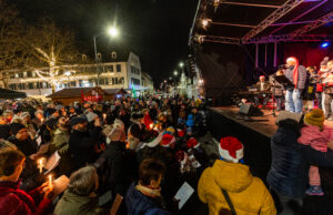 Sangesschar in vorweihnachtlicher Stimmung Stadtwerke-Adventssingen lockt das Publikum auf den Rüsselsheimer Weihnachtsmarkt