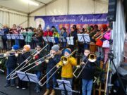 „Jingle Bells“ vor St. Georg Budenzauber >>>Bretzenheimer Adventsmarkt sorgte für vorweihnachtliches Flair