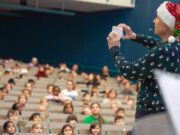 Nikolaus-Singen begeisterte Grundschüler Festliche Stimmung bei der Singstunde an der Universität Mainz