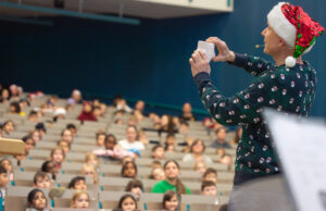 Nikolaus-Singen begeisterte Grundschüler Festliche Stimmung bei der Singstunde an der Universität Mainz