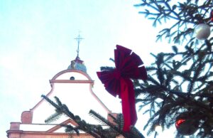 Glühwein, Gesang und Tanz vor St. Stephan Marienborner Weihnachtsmarkt lockte auf den Platz vor der Pfarrkirche