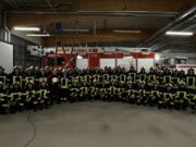 Bürgermeister übergibt Helme an Freiwillige Feuerwehren
