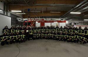Bürgermeister übergibt Helme an Freiwillige Feuerwehren