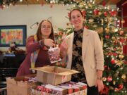 Bürgermeisterin besucht Seniorenheim und beschenkt Bewohner