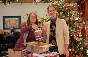 Bürgermeisterin besucht Seniorenheim und beschenkt Bewohner