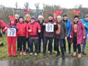 Nikoläuse und Rentiere bei Kerzenschein im Ruderboot