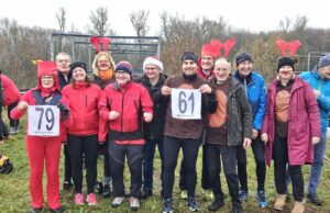 Nikoläuse und Rentiere bei Kerzenschein im Ruderboot