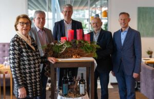 Fünf Rüsselsheimer Rathausspitzen an einem Tisch