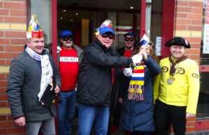 In Bretzenheim haben die Narren das Kommando übernommen Narretei >>>Vergnüglicher Sturm auf die Ortsverwaltung plus Fahnenhissen an der TSG-Halle