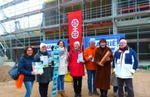 Neue Zeitkapsel für die Nachwelt Feierliche Einsetzung auf dem Gelände der Peter-Härtling-Schule