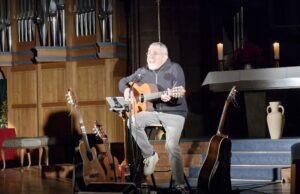 Manfred Siebald begeistert bei Benefizkonzert Fusion >>>Musikalischer Abend zur Festwoche der neuen Pfarrerei St. Elisabeth