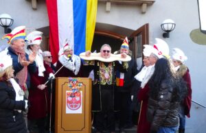 „Dieser Norbert, der muss weg!“ Beim Sturm auf die Ortsverwaltung wurde Ortsvorsteher Norbert Riffel ins Schandholz gelegt