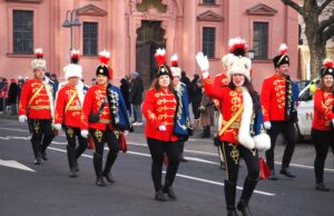 Die Mainzer Garden begrüßten das neue Jahr Neujahrsumzug der Garden lockte in die Innenstadt