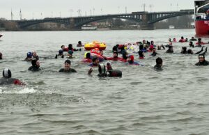 Rund 200 Teilnehmer beim Silvester-Abschwimmen der Feuerwehr Der Erlös kommt dem Verein „Frühstart Mainz“ zugute