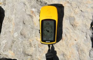 Feuerlöscher als unerlaubte Geocaching-Punkte im Wald