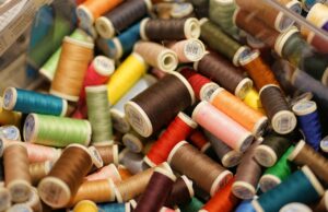 Bücherei: Ausstellung von Elke Gerbig zeigt kreative Textilkunst