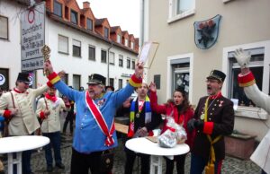 Auch in Hechtsheim haben nun die Narren das Sagen Erster Sturm auf die Alte Ortsverwaltung am Lindenplatz