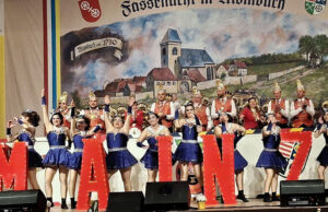 Maletengarde für den Ausnahmezustand in Mombach verantwortlich Narrenpower zündet ein Fastnachtsfeuerwerk in der Eintrachthalle