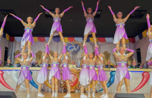 Eine Bühne voller Göttinnen und ein Advokat mit Haltung CVE-Kostümsitzung ein voller Erfolg