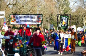 „Straßenfastnacht is de Hit, ganz Bretzenum macht mit!“ Fastnacht >>>Beim Bretzenheimer Umzug strahlten die Narren mit dem blauen Himmel um die Wette