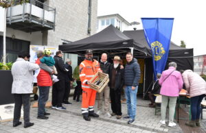 Lions Gesundheitstag auf dem Hochheimer Wochenmarkt ABI-Tests, Lionswein, Lions-Pässe und Konzertkarten