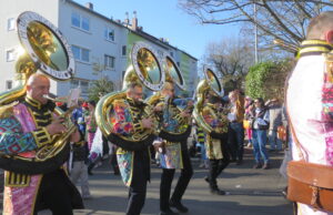 Gott Jokus war den Finthern wohlgesonnen VR-Bank Mainz Zug der Finther Lebensfreude >>>Närrischer Lindwurm mit 64 Zugnummern schlängelte sich durchs Bergdorf