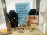 Kunsthandwerkliche Schmuckausstellung in der Bücherei Bischofsheim