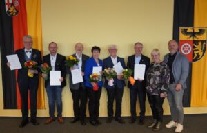 Auszeichnungen für langjähriges Engagement Sechs Bürgerinnen und Bürger erhalten Ehrennadel des Landes