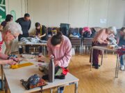 Kaffeeduft und bunte Stoffe – im evangelischen Gemeindezentrum rattern munter die Nähmaschinen Für jedes Problem gibt es eine Lösung – Das Nähcafé der Initiative „Laubenheim macht“ wird gut angenommen