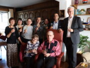 Kronjuwelenhochzeit in Rüsselsheim Erster Kreisbeigeordneter Adil Oyan gratuliert Ehepaar Eichhorn