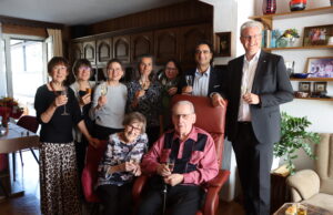 Kronjuwelenhochzeit in Rüsselsheim Erster Kreisbeigeordneter Adil Oyan gratuliert Ehepaar Eichhorn