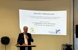 Reges Interesse an Vortrag „Kriegsgefahr durch Klimakrise und Kampf um Ressourcen“ mit dem Bundesvorsitzenden der NaturFreunde Deutschland