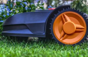 Nächtliche Gefahr im Garten Igel und Co. >>>Tierfreundlicher Einsatz von Rasenmährobotern