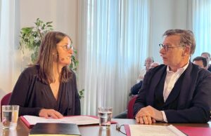 Ein Abend voller Liebe, Musik und Poesie Chorgesang >>>Domino-Chor und Band mit Rudi Lucas begeistern im Rathaus Gonsenheim